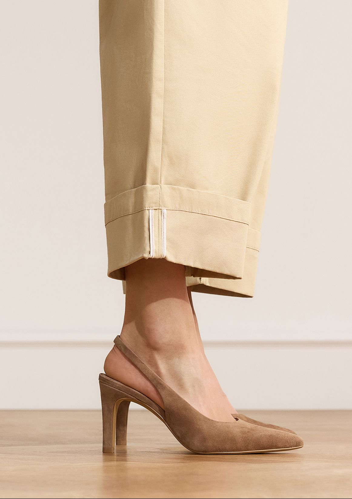 Braune Slingbackpumps aus Veloursleder