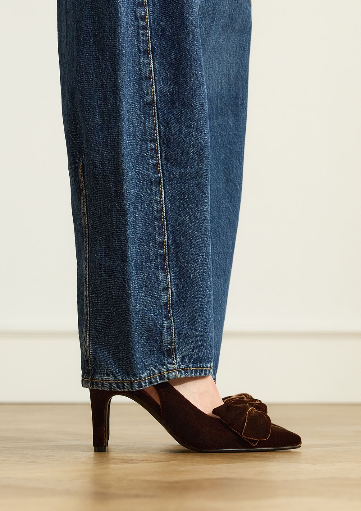 Bruine fluwelen slingbacks met strik