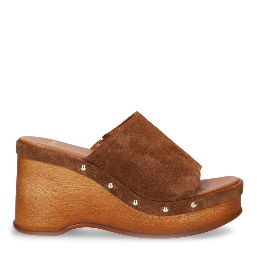 Braune Keilsandaletten aus Veloursleder