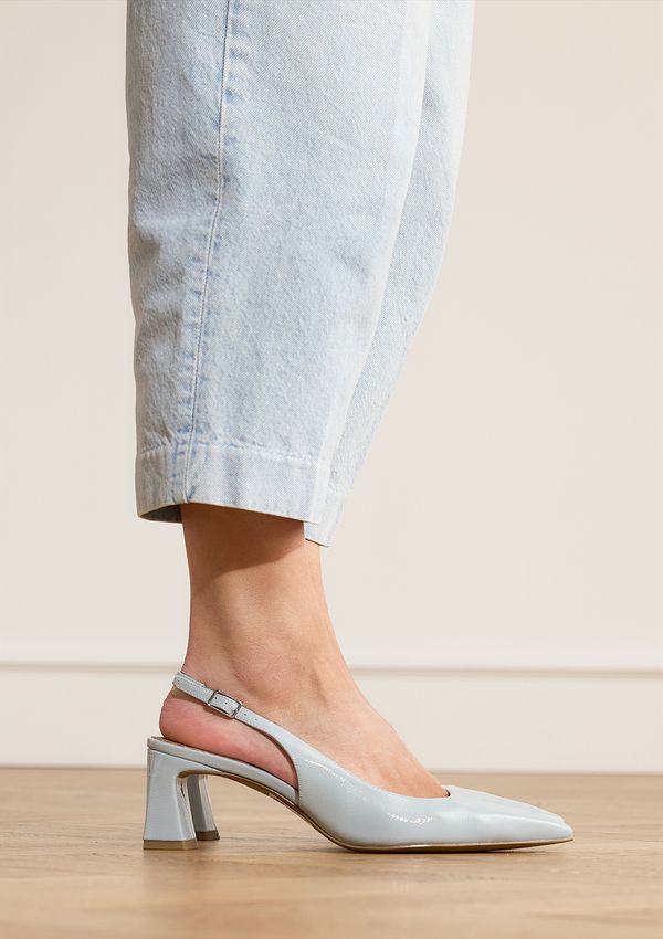 Blaue Slingbackpumps aus Lackleder