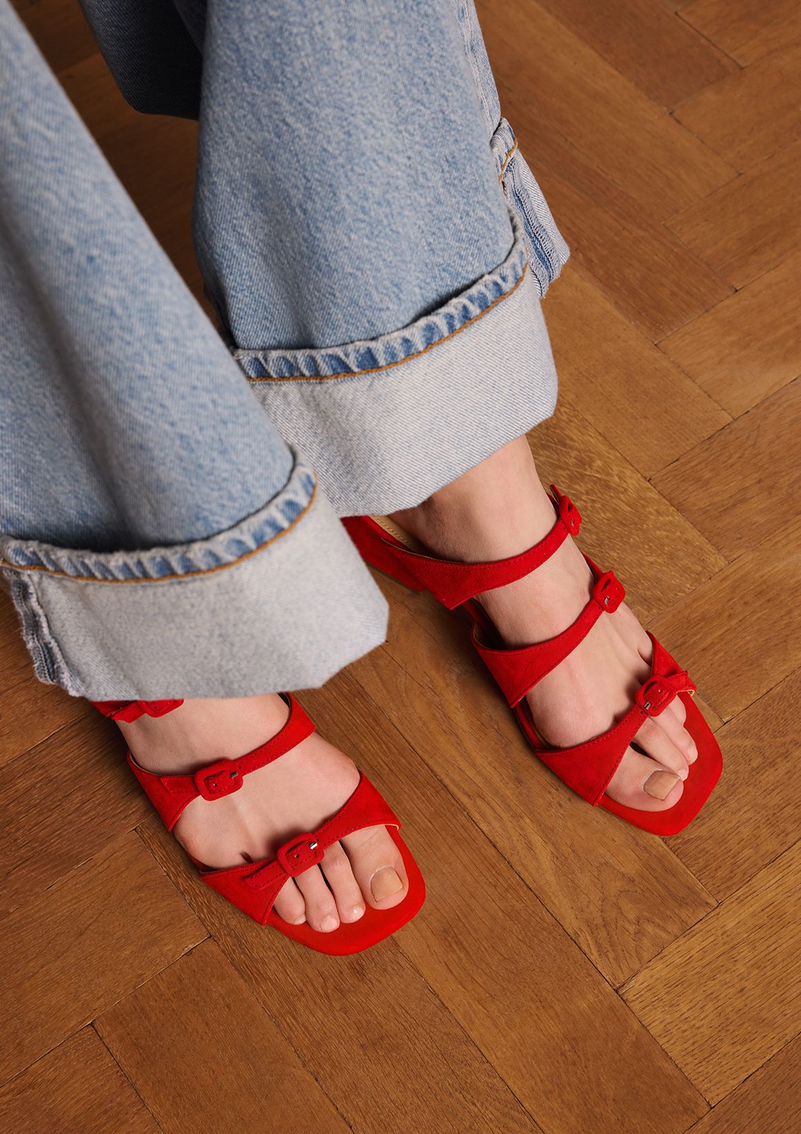 Rote Veloursleder-Sandaletten mit Schnallen