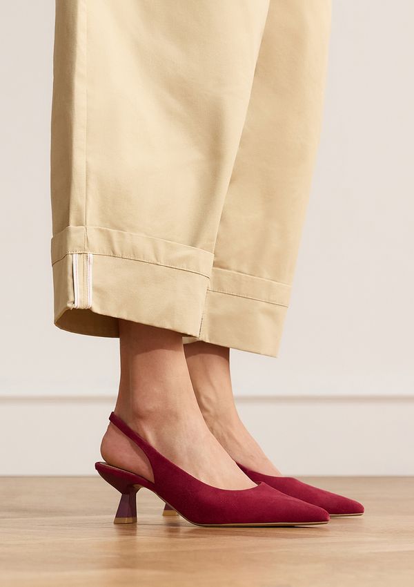 Bordeauxrote Slingbackpumps aus Veloursleder