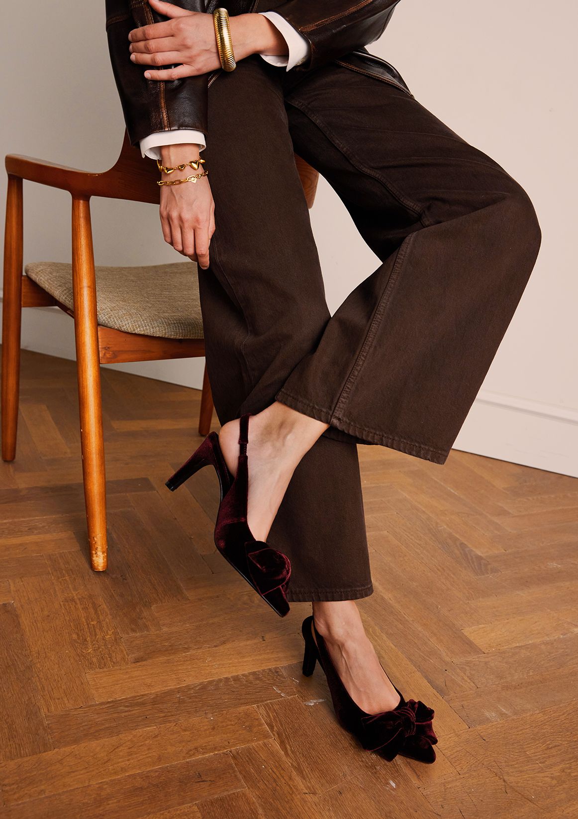 Bordeauxrote Slingbackpumps aus Veloursleder