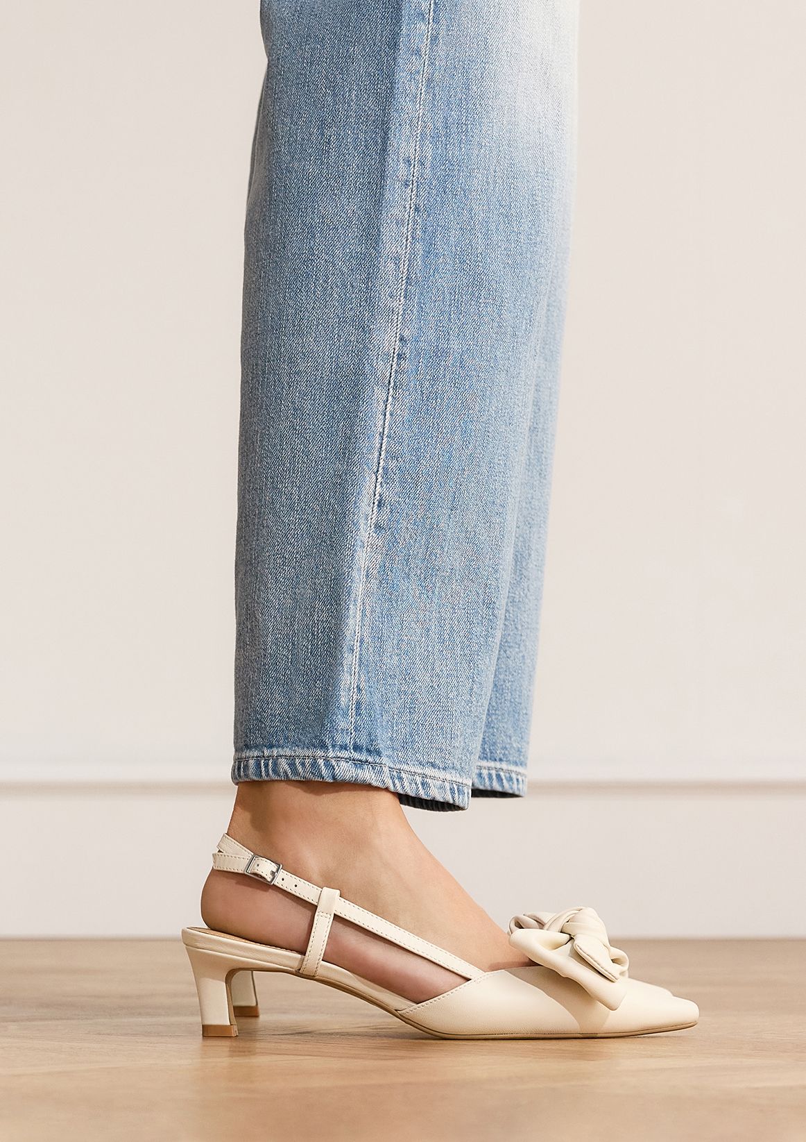 Offwhite Slingbackpumps aus Leder
