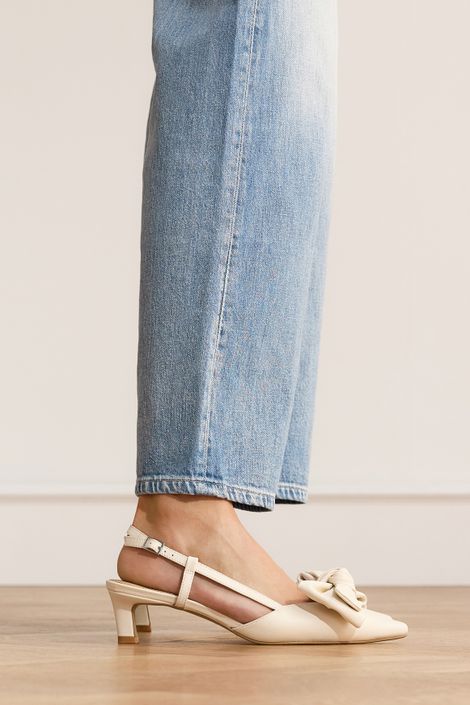 Offwhite Slingbackpumps aus Leder