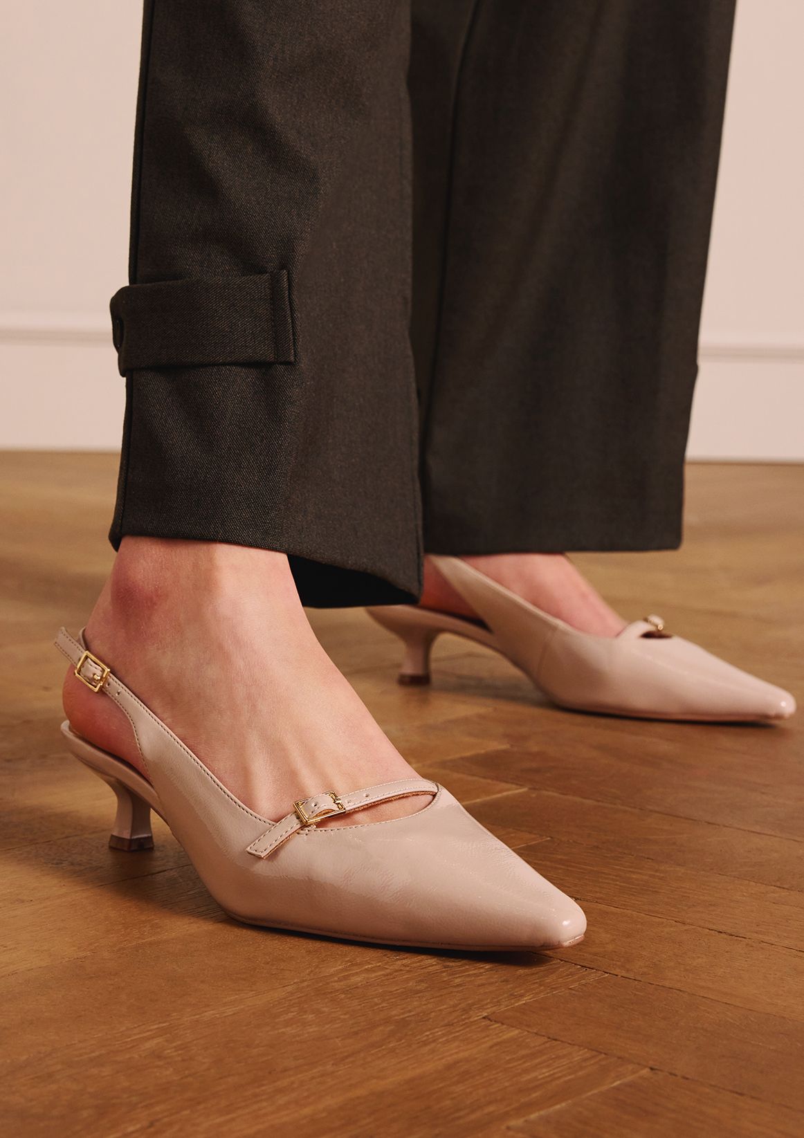 Beige lak slingbacks