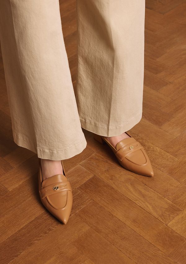 Taupefarbene Slingbackpumps aus Leder