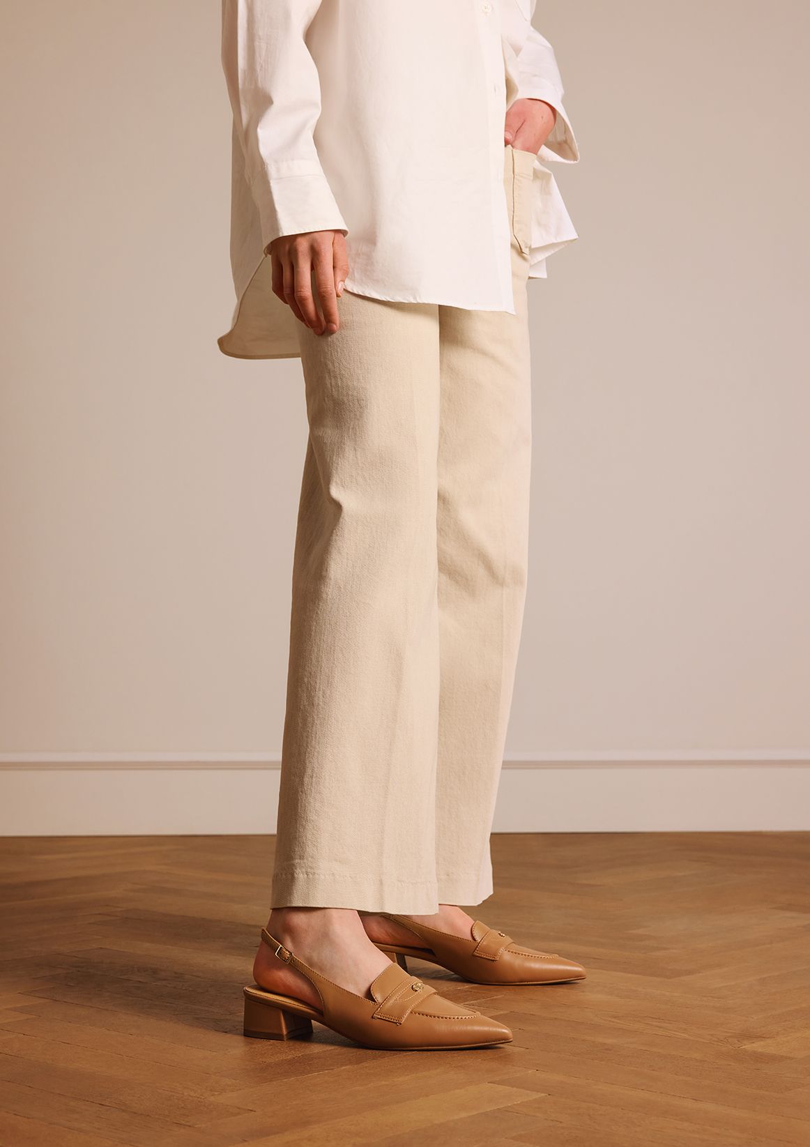 Taupefarbene Slingbackpumps aus Leder