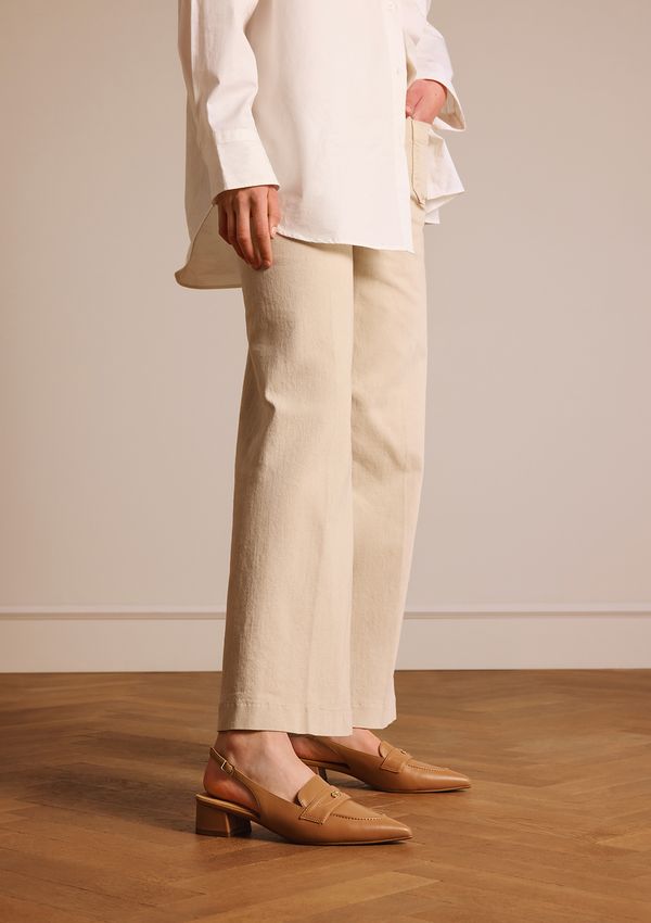 Taupefarbene Slingbackpumps aus Leder