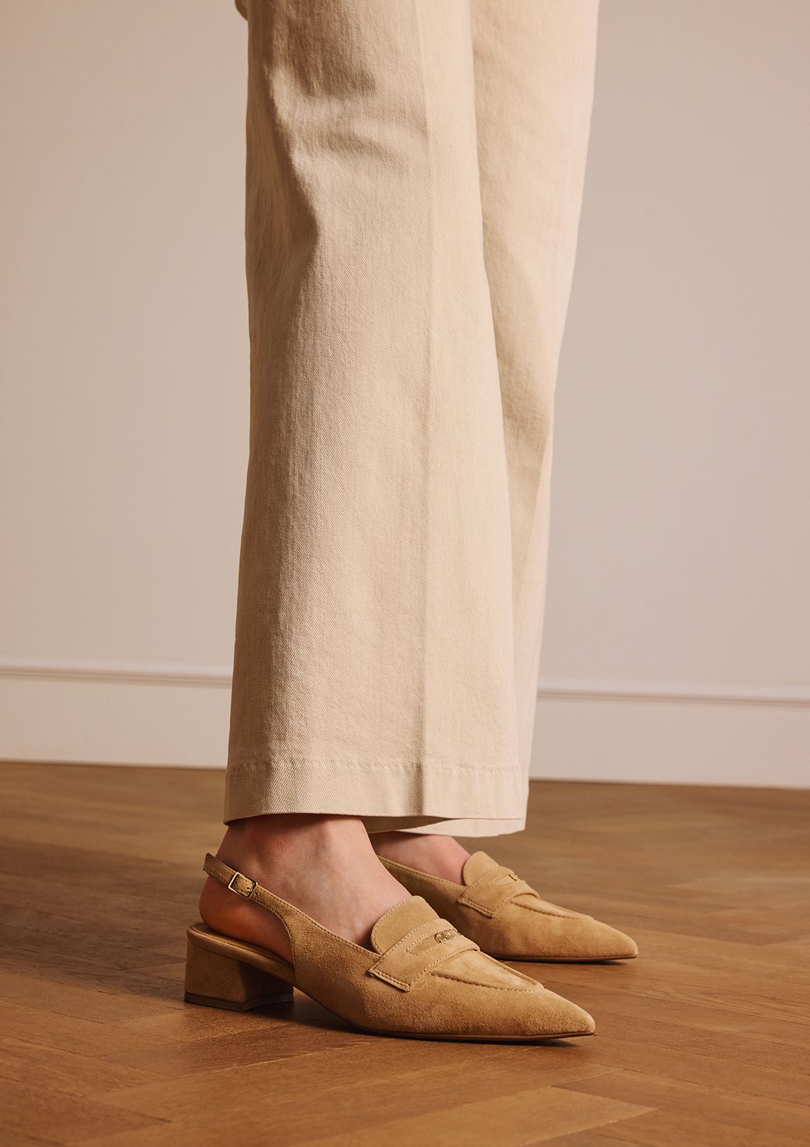 Beige suède slingbacks