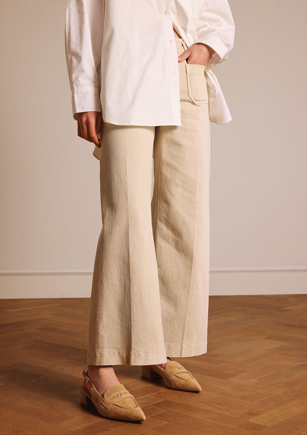 Beigefarbene Slingbackpumps aus Veloursleder