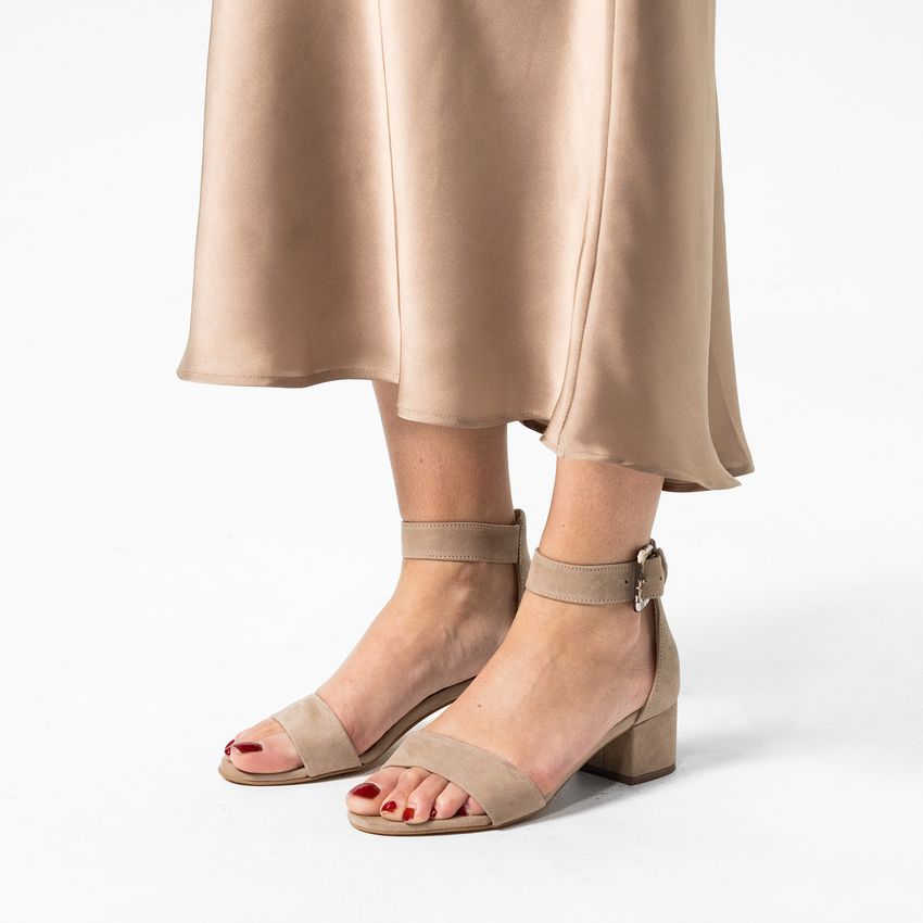 Beige suède pumps met enkelbandje