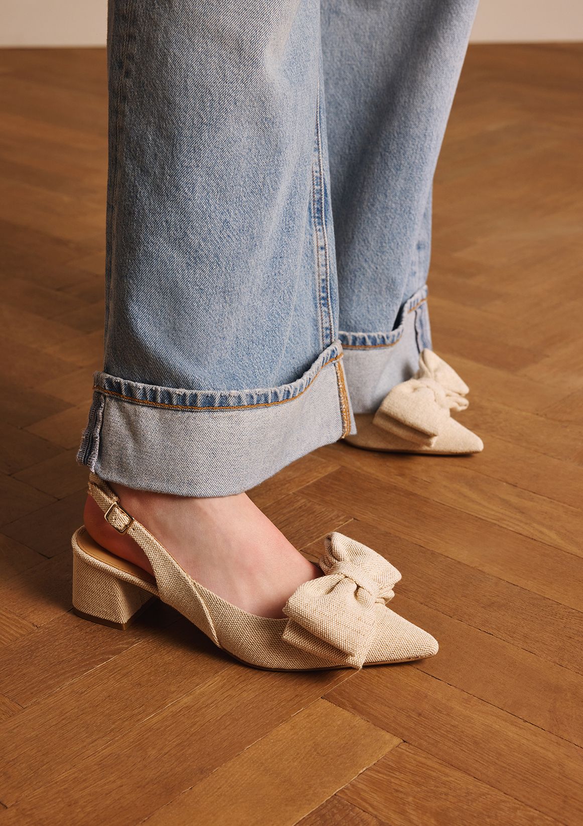 Beigefarbene Slingbackpumps mit Schleife