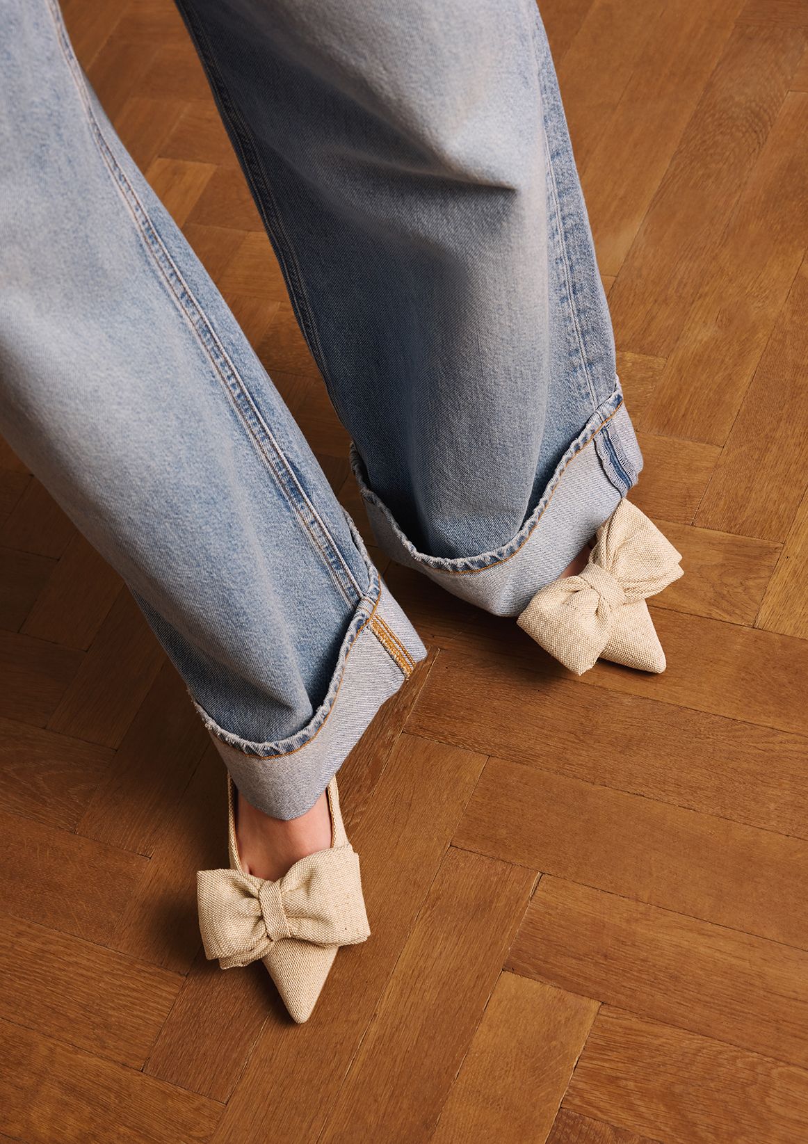 Beigefarbene Slingbackpumps mit Schleife