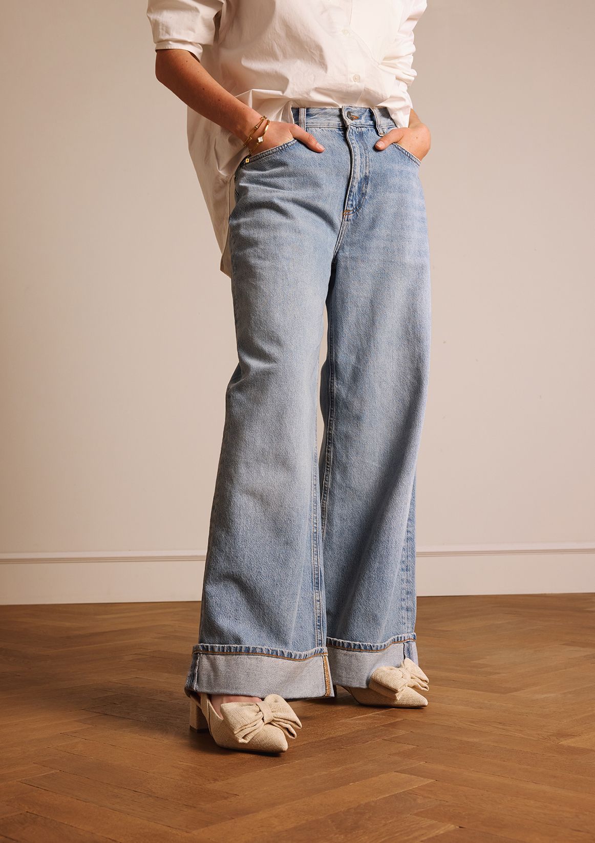Beigefarbene Slingbackpumps mit Schleife