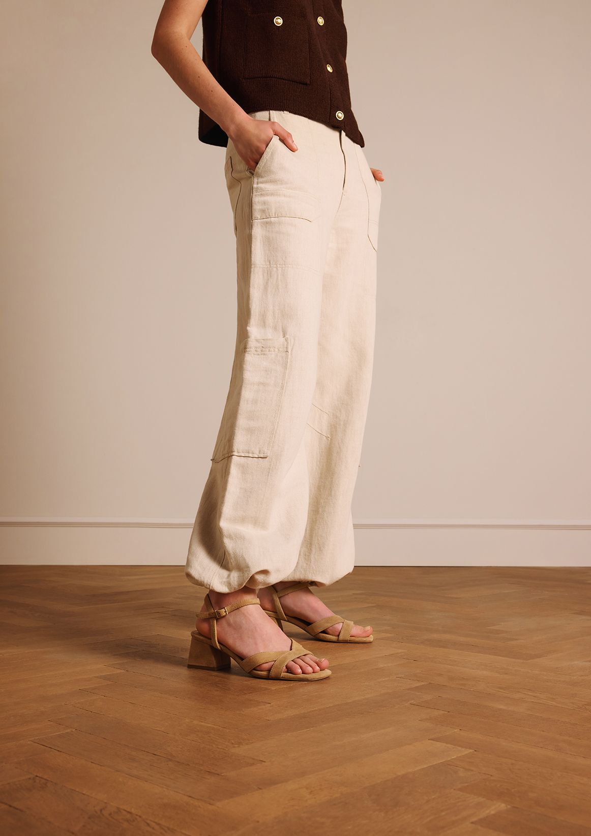Beige suède sandalen met hak