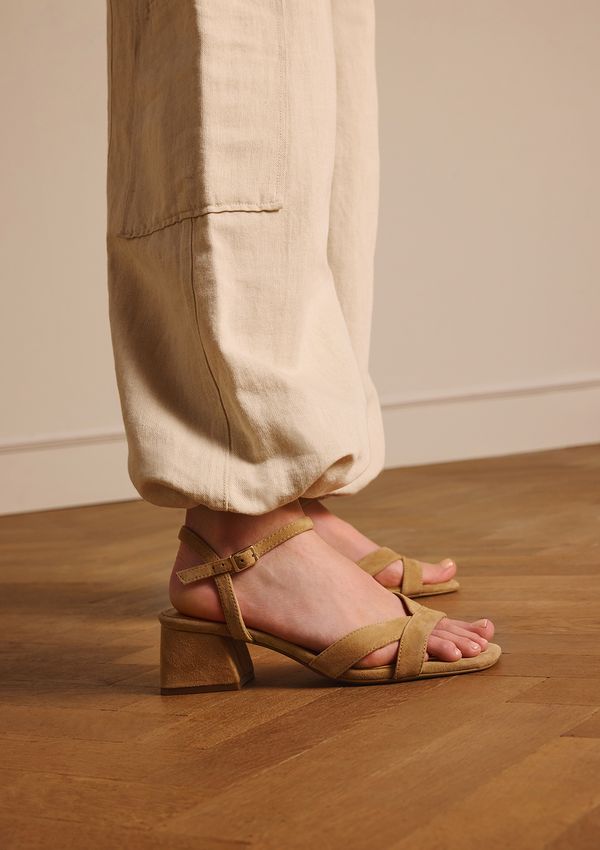 Beige suède sandalen met hak