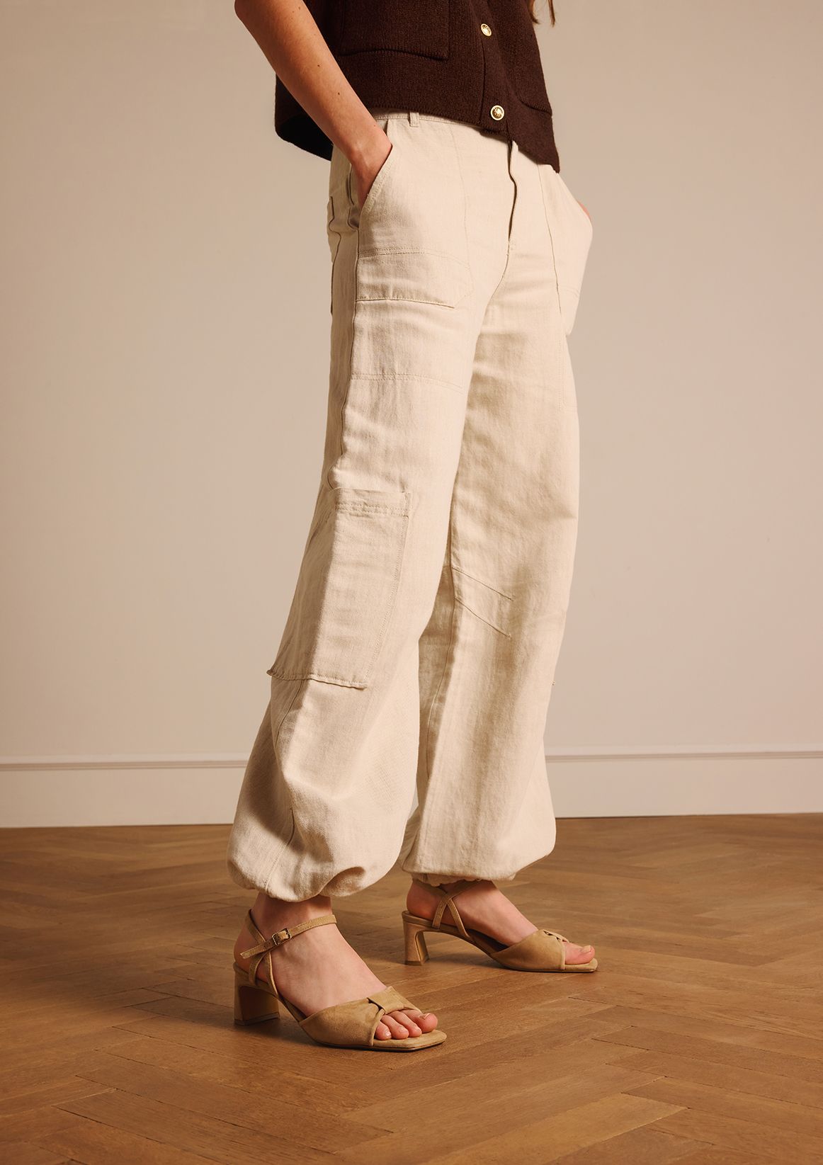 Beige suède sandalen met hak