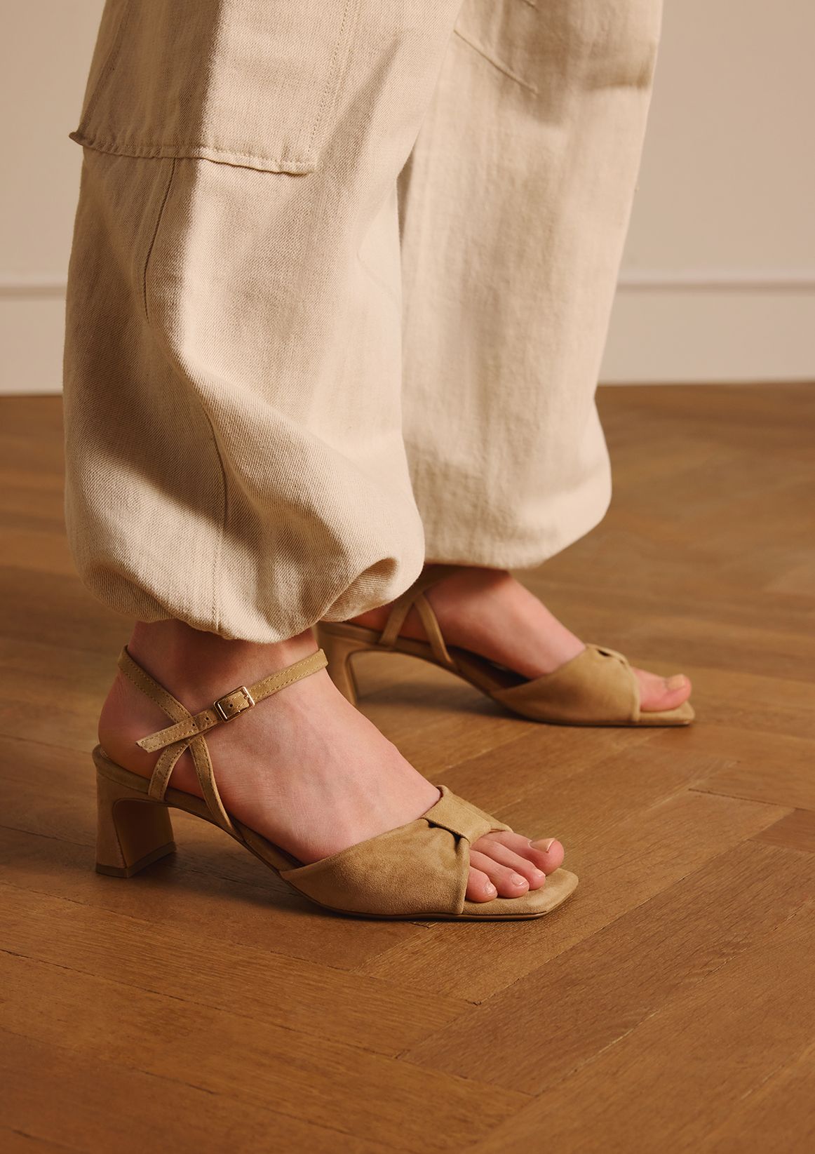 Beige suède sandalen met hak