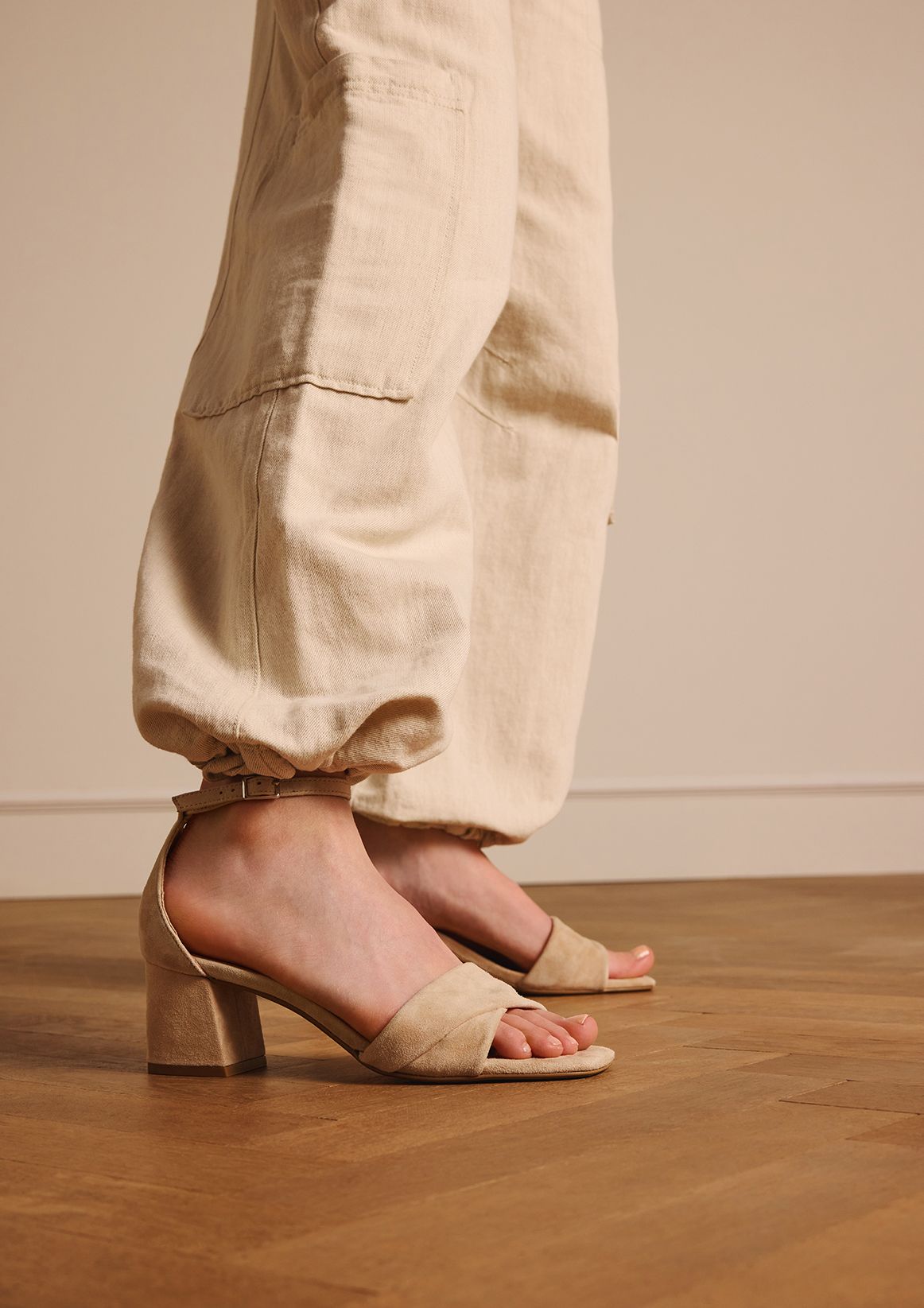 Beige suède sandalen met hak