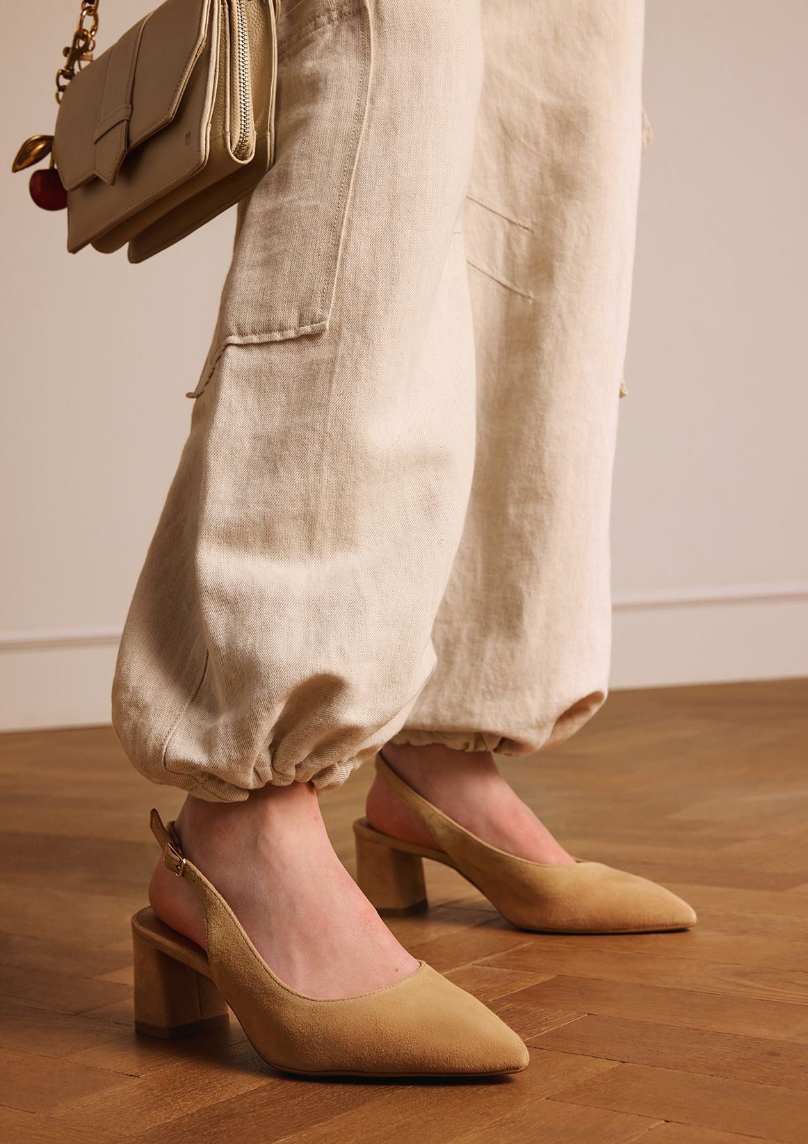 Beigefarbene Slingbackpumps aus Veloursleder