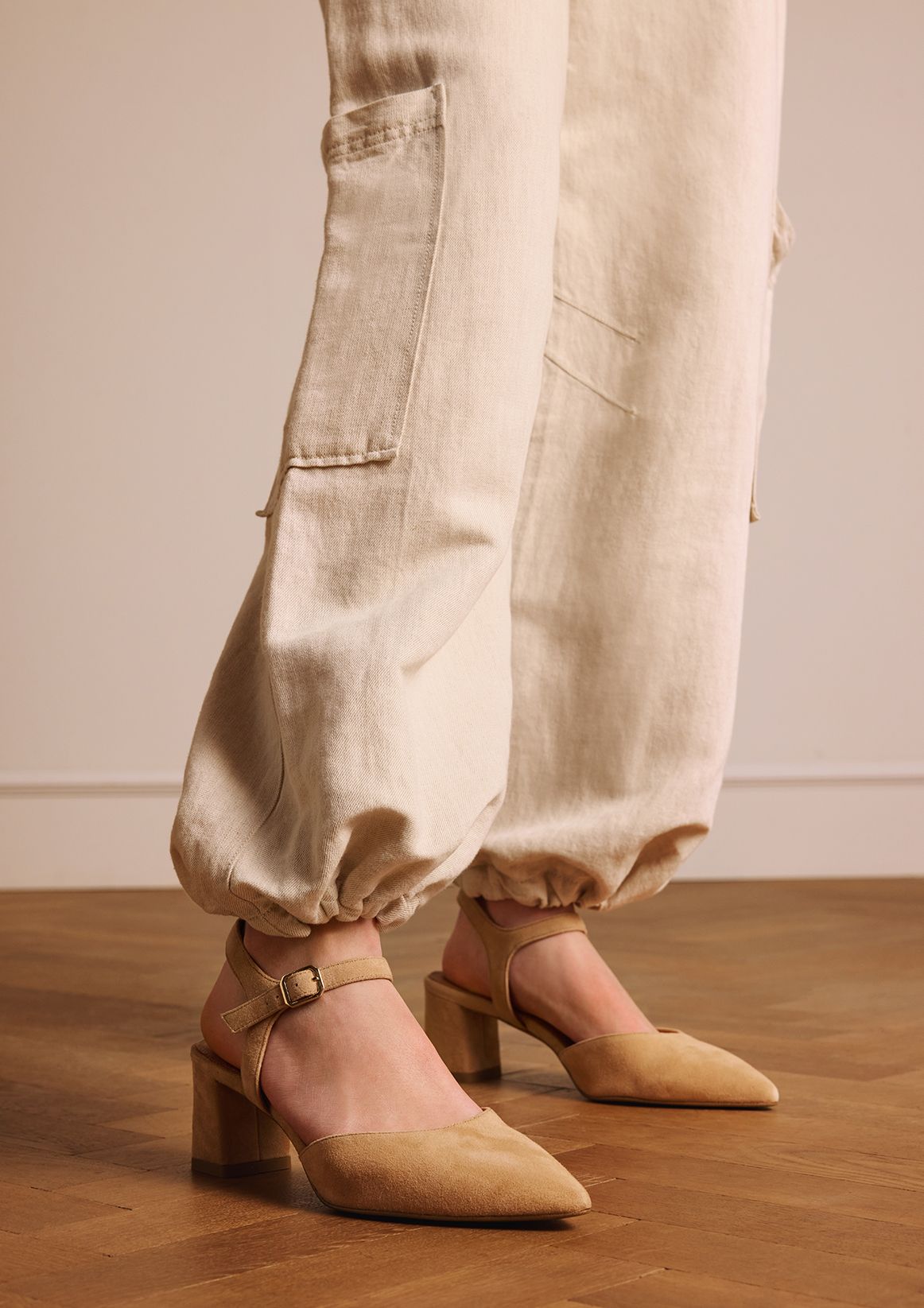 Beigefarbene Slingbackpumps aus Veloursleder