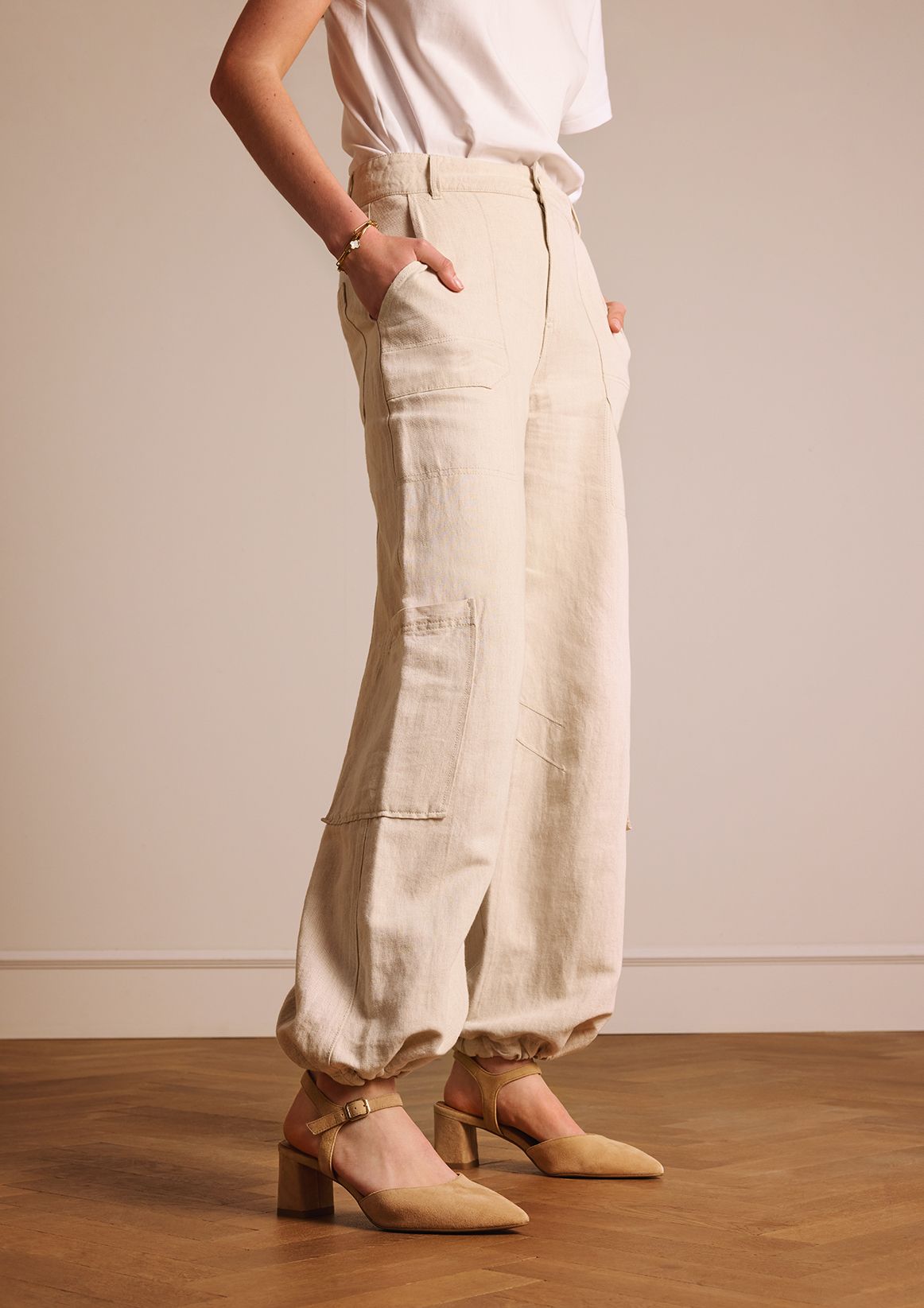Beigefarbene Slingbackpumps aus Veloursleder