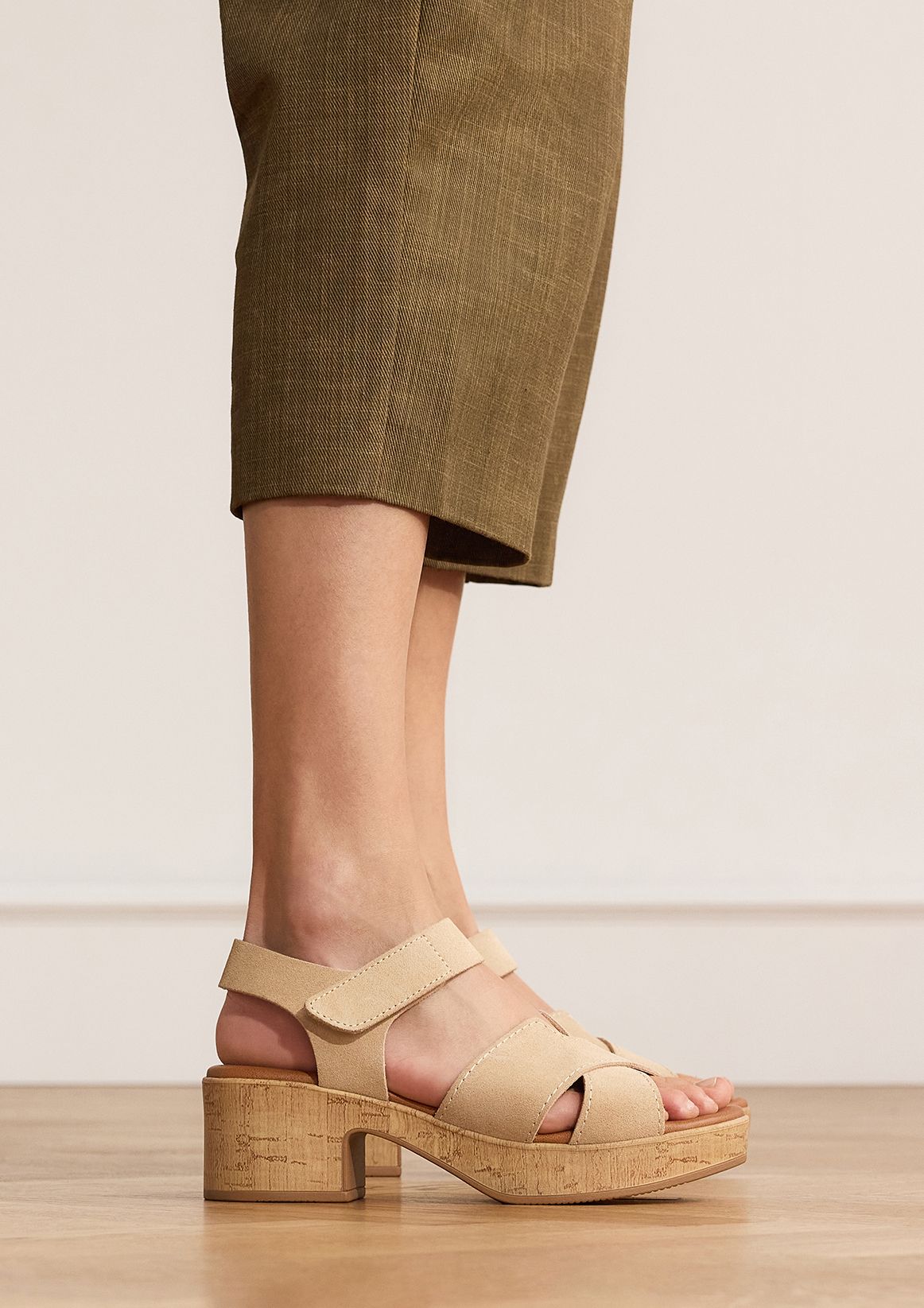 Beige suède sandalen met blokhak
