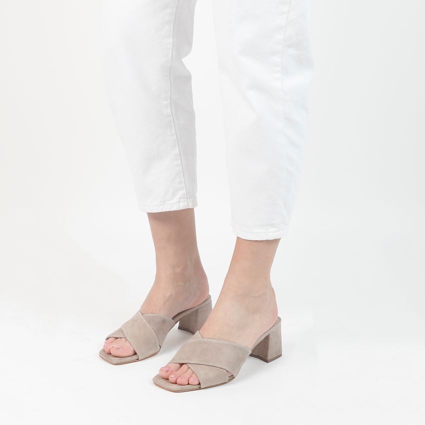 Beige suède sandalen met hak