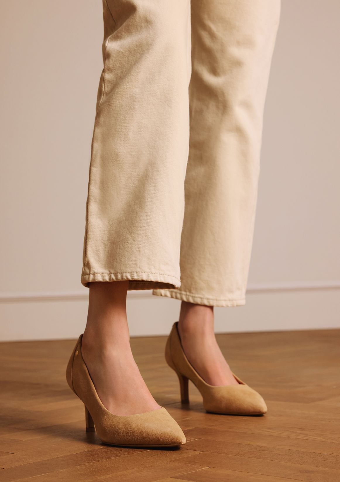 Beigefarbene Slingbackpumps aus Veloursleder
