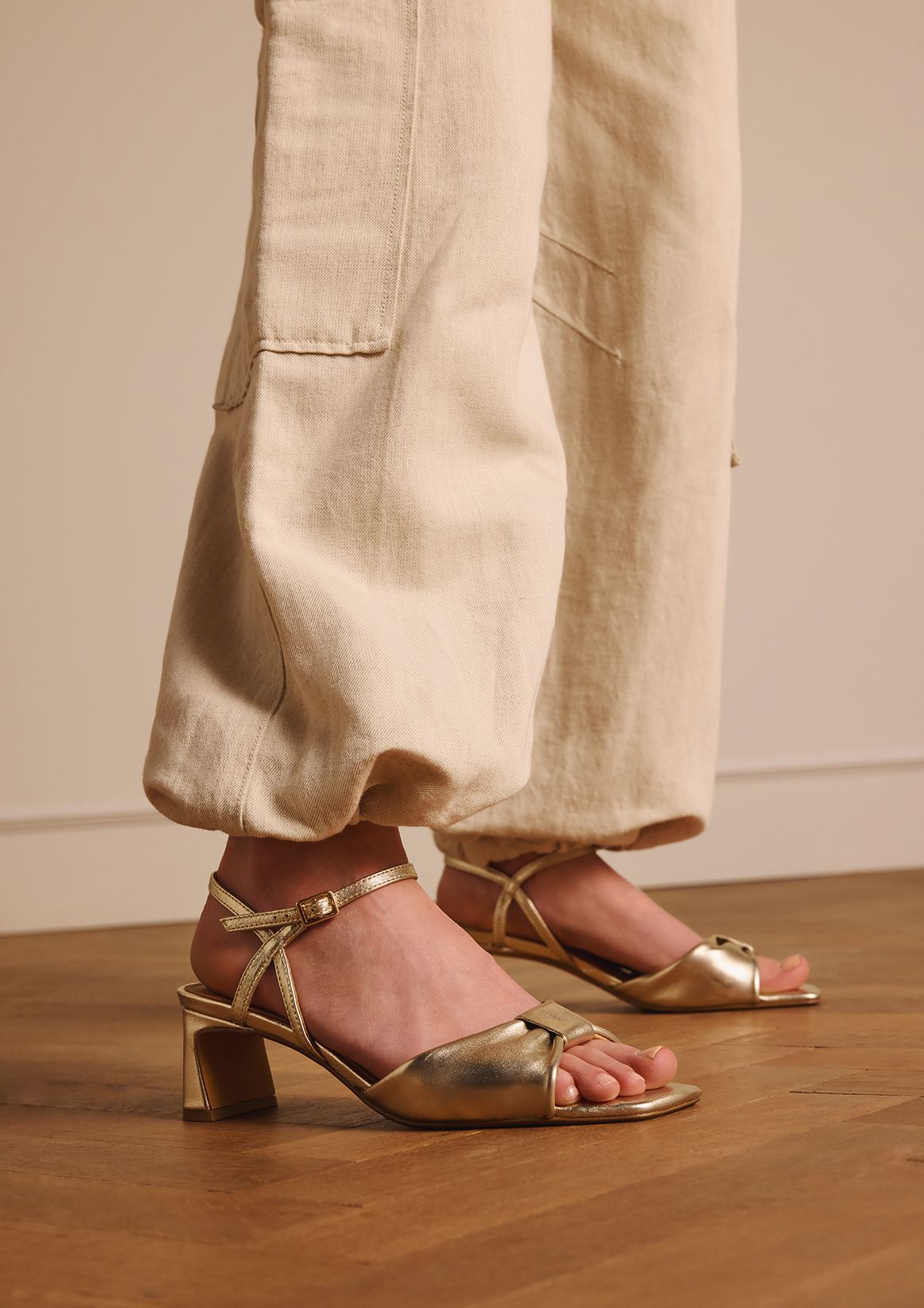 Gouden leren sandalen met hak