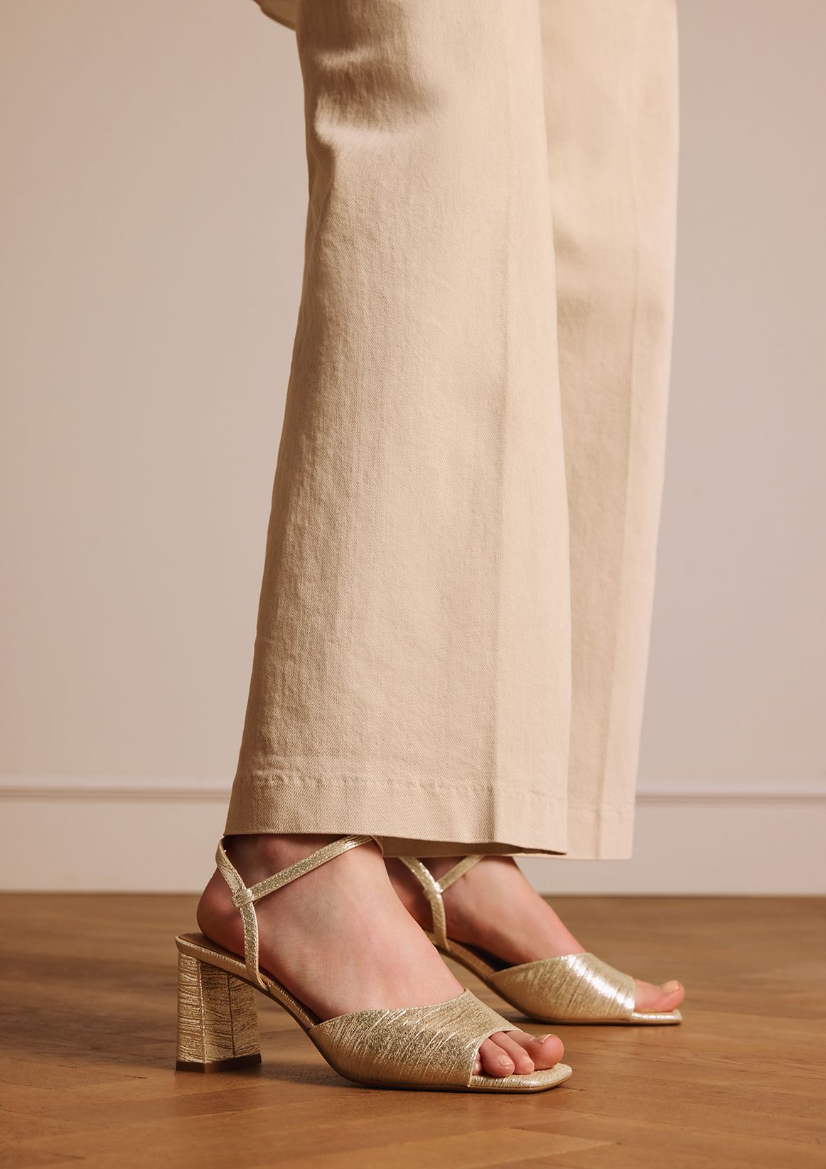 Goudkleurige sandalen met hak