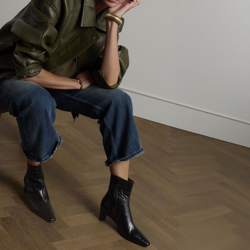 Schwarze Lederstiefeletten mit Absatz und Krokomuster