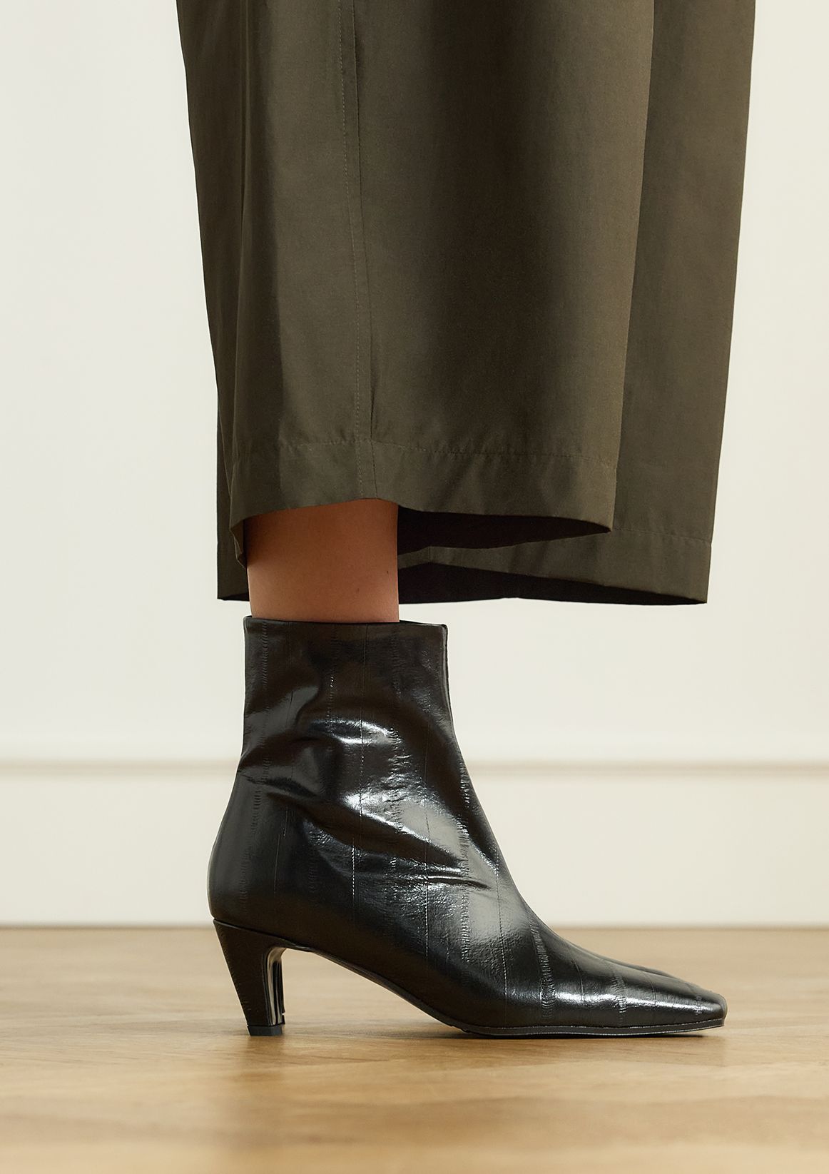 Schwarze Lederstiefeletten mit Absatz