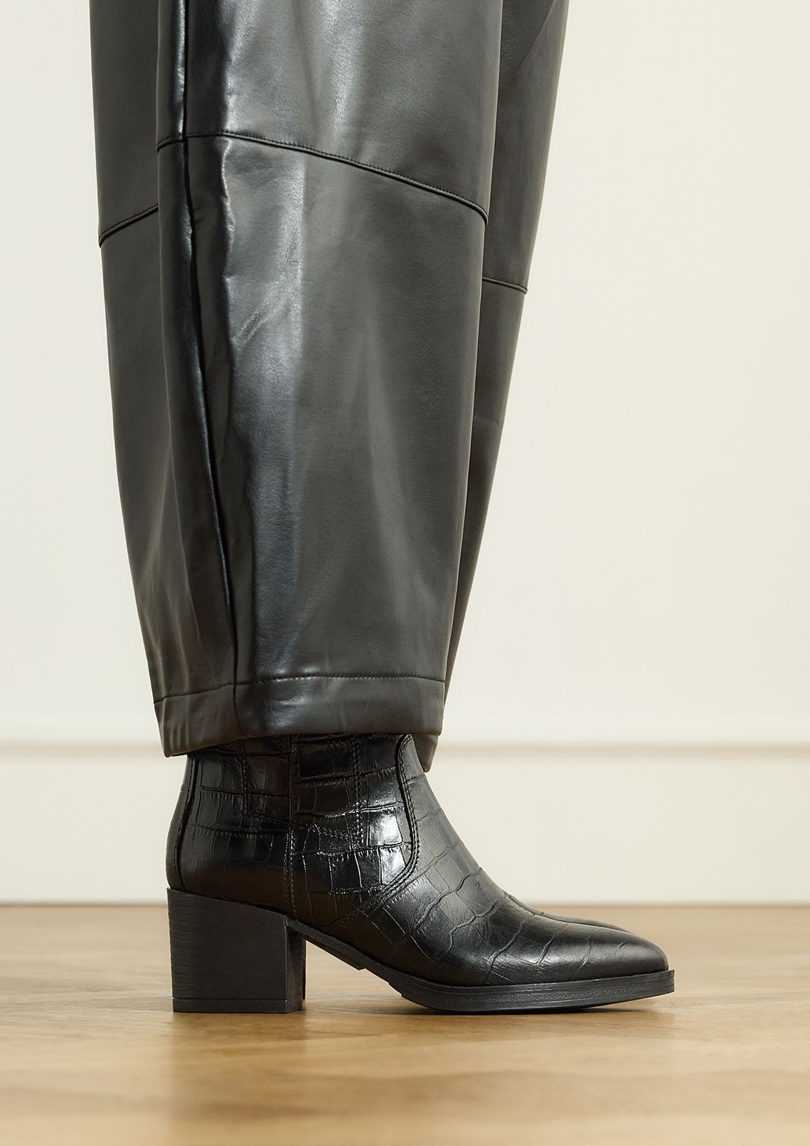 Schwarze Stiefeletten mit Krokomuster