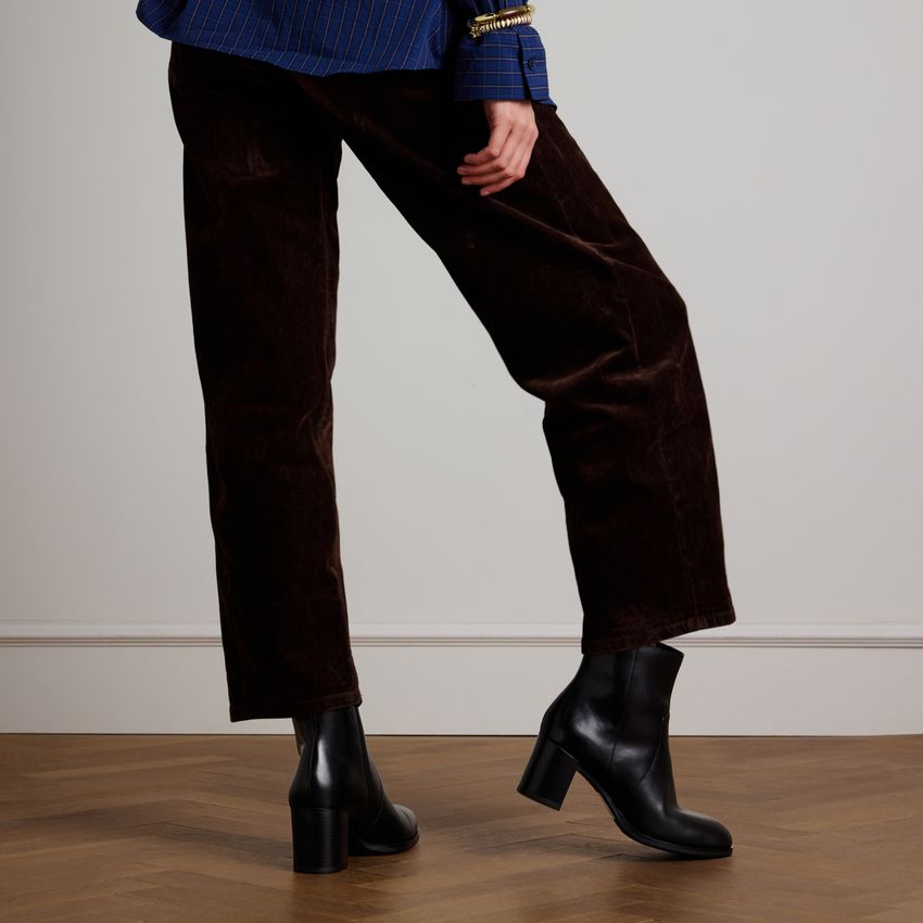 Schwarze Lederstiefeletten mit Absatz