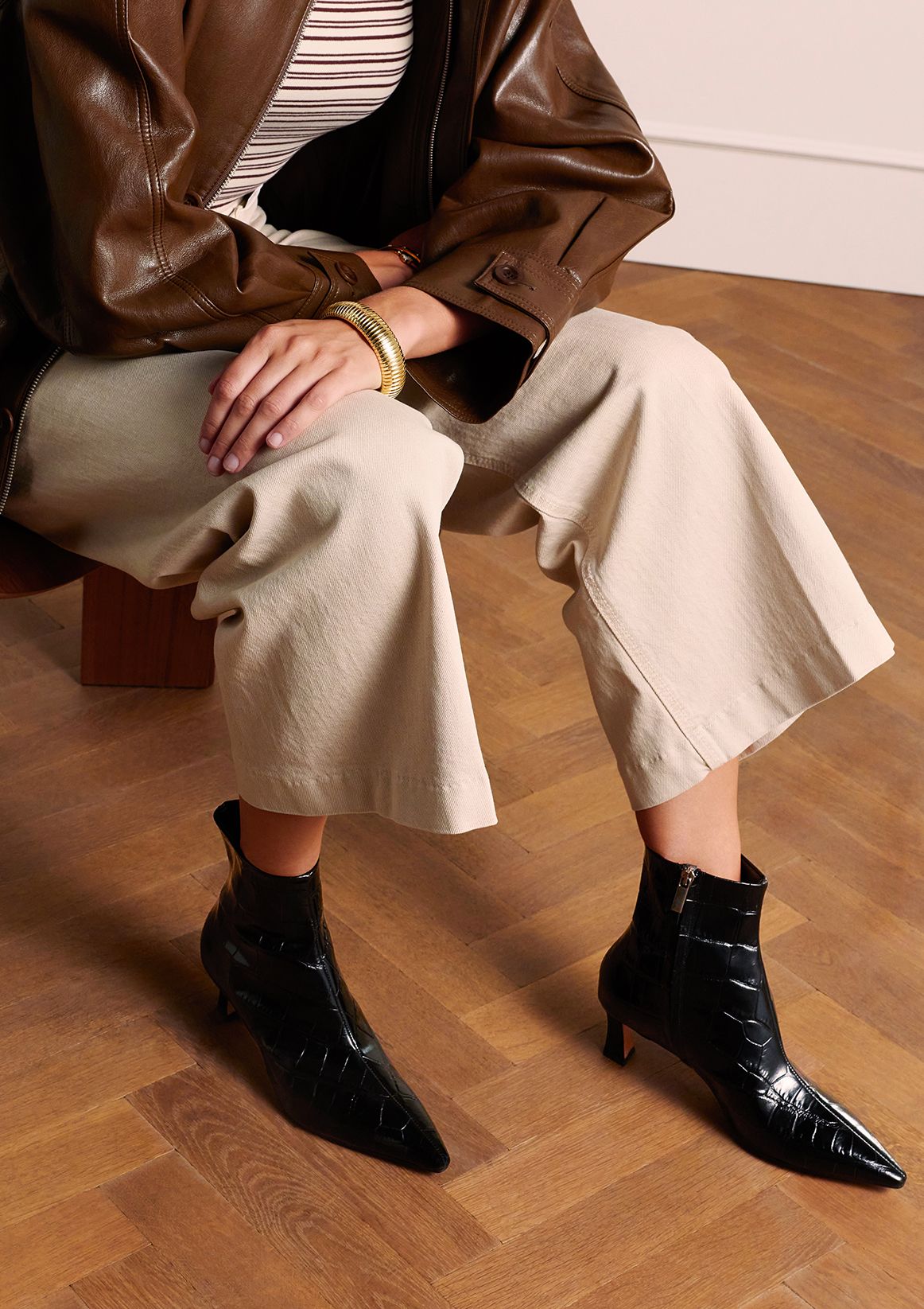 Schwarze Lederstiefeletten mit Absatz und Krokomuster
