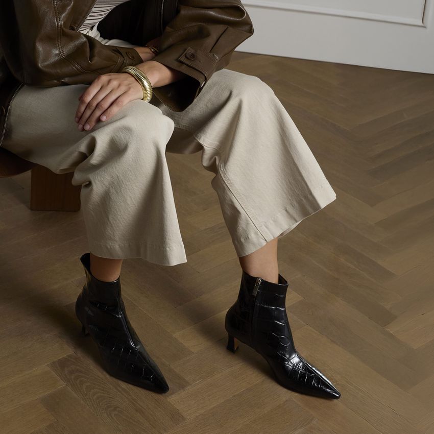 Schwarze Lederstiefeletten mit Absatz und Krokomuster