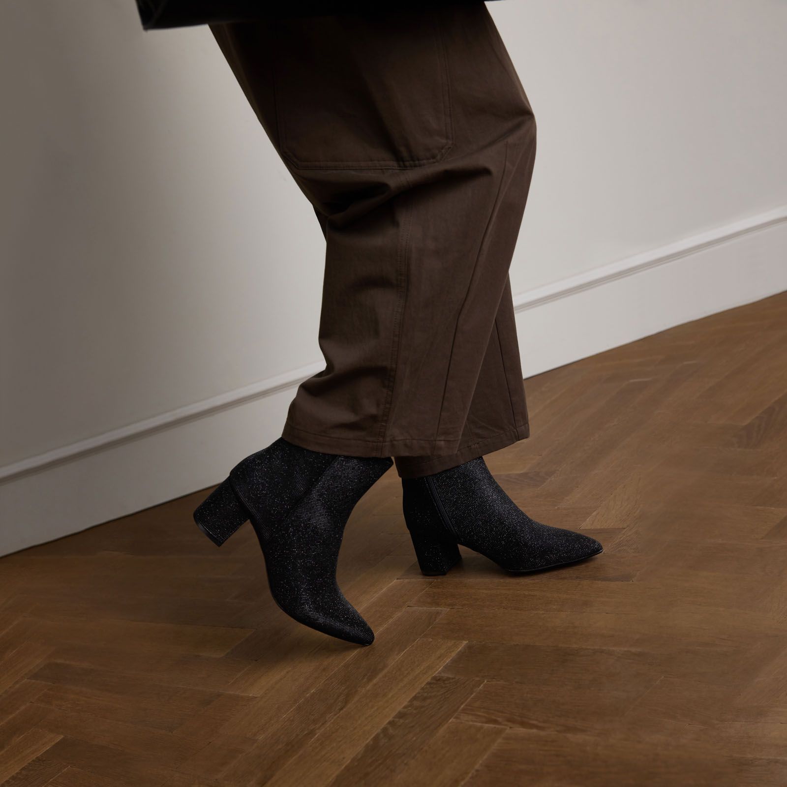 Schwarze Glitzer-Stiefeletten mit Absatz