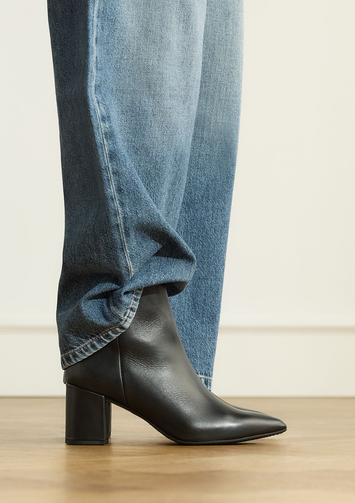 Schwarze Lederstiefeletten mit Absatz
