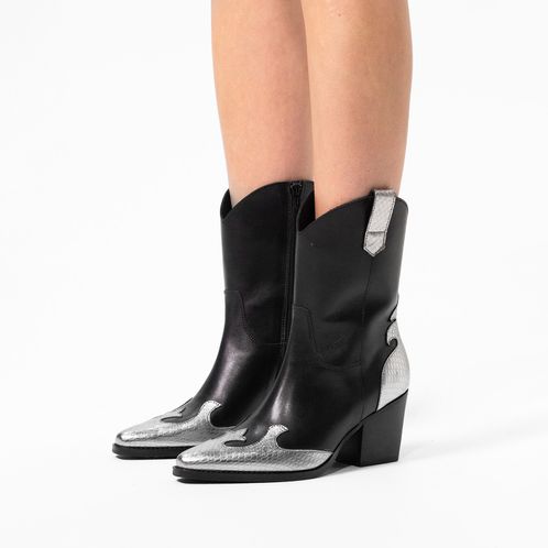 Schwarze Leder-Cowboystiefel mit silberfarbenen Details