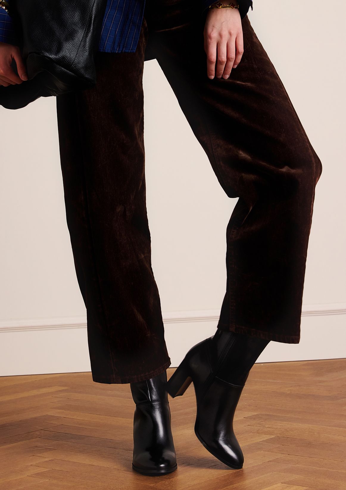 Schwarze Lederstiefeletten mit Absatz
