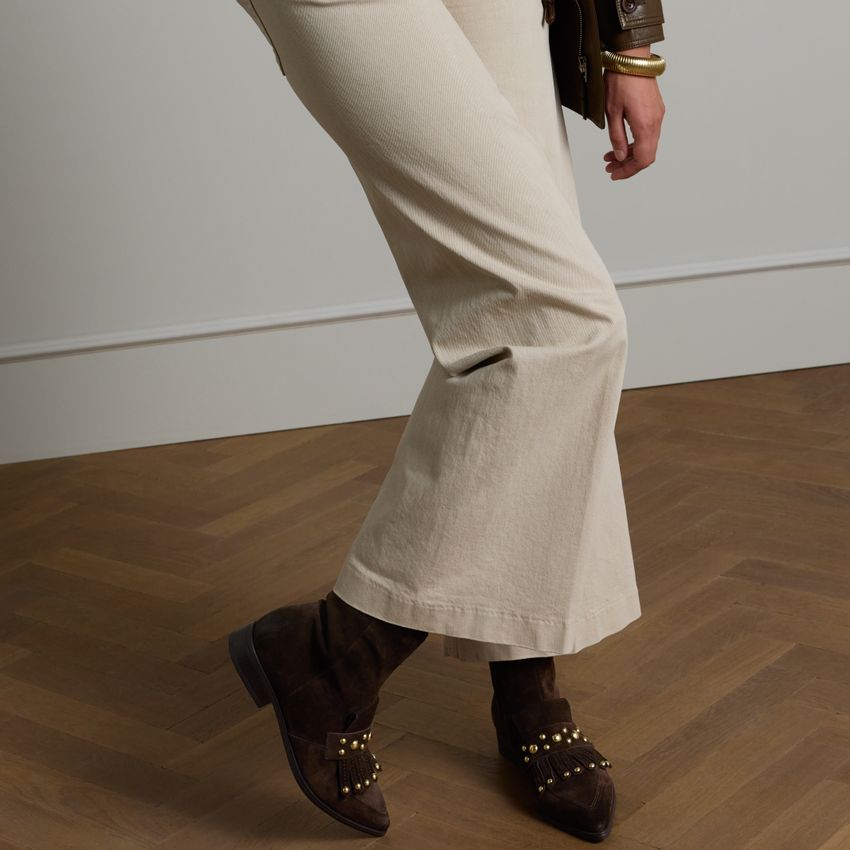 Dunkelbraune Veloursleder-Stiefeletten mit Nieten