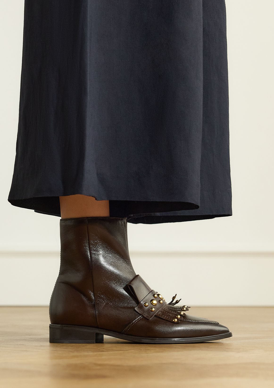 Bruine leren enkellaarsjes met studs