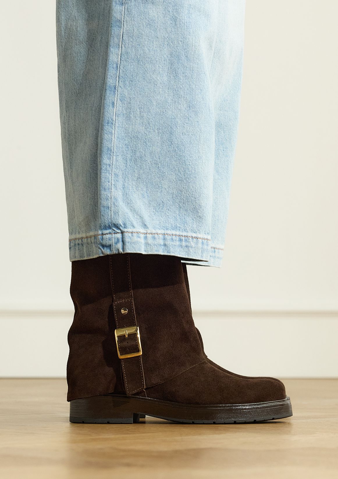 Dunkelbraune Veloursleder-Stiefel mit Schnalle