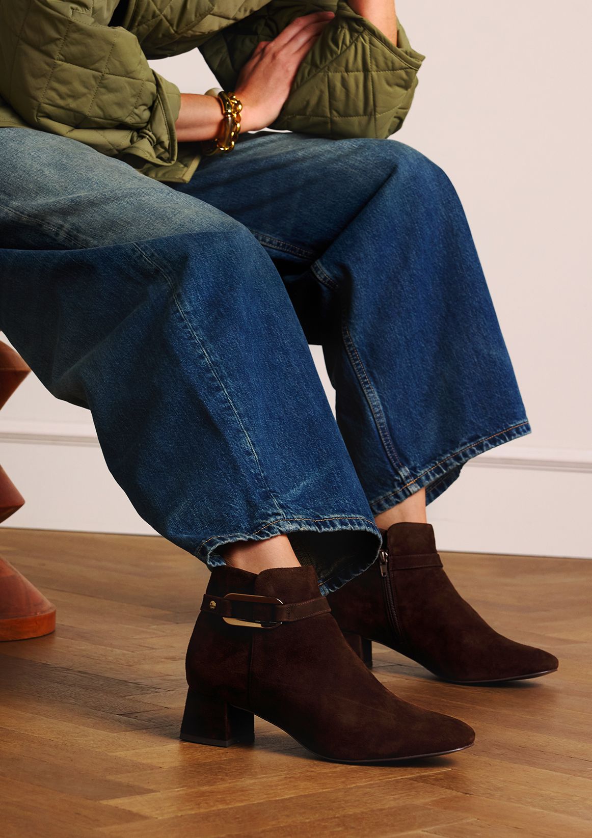 Beigefarbene Veloursleder-Stiefeletten mit Absatz
