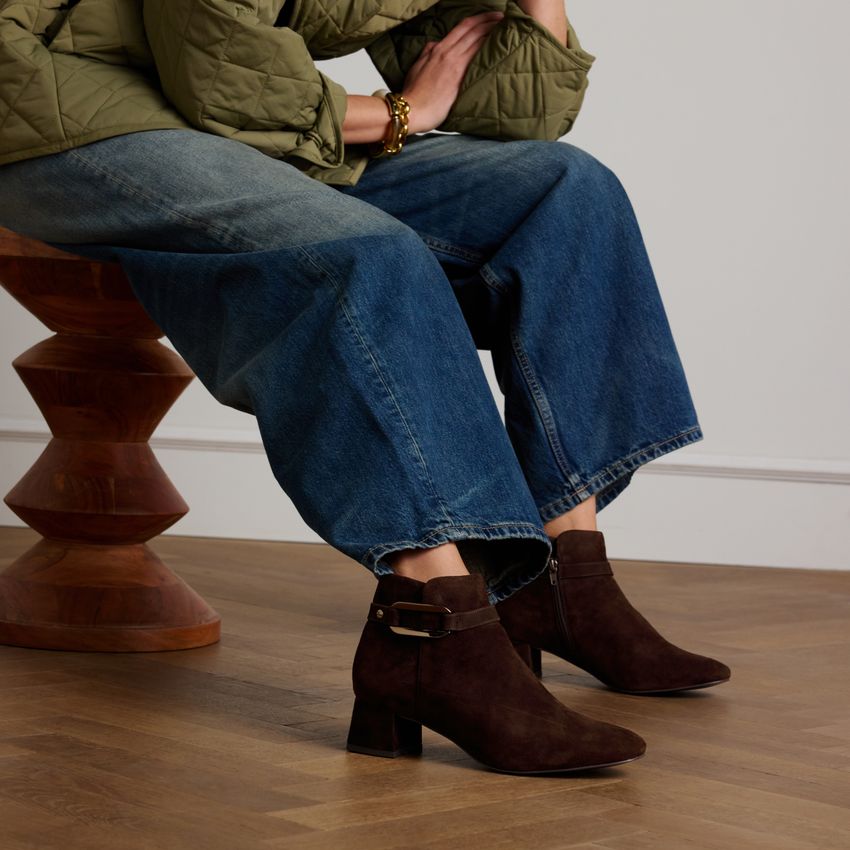 Beigefarbene Veloursleder-Stiefeletten mit Absatz