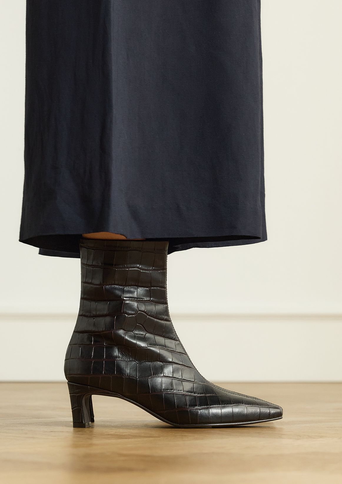 Dunkelbraune Lederstiefeletten mit Absatz
