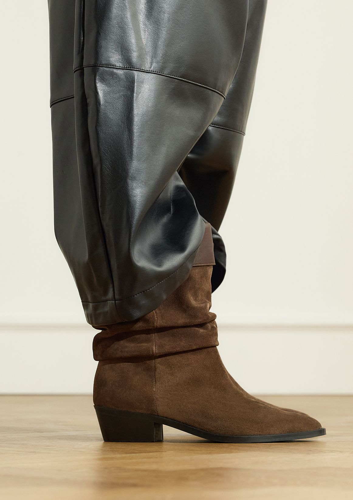 Braune Veloursleder-Stiefeletten mit Glattleder-Umschlag