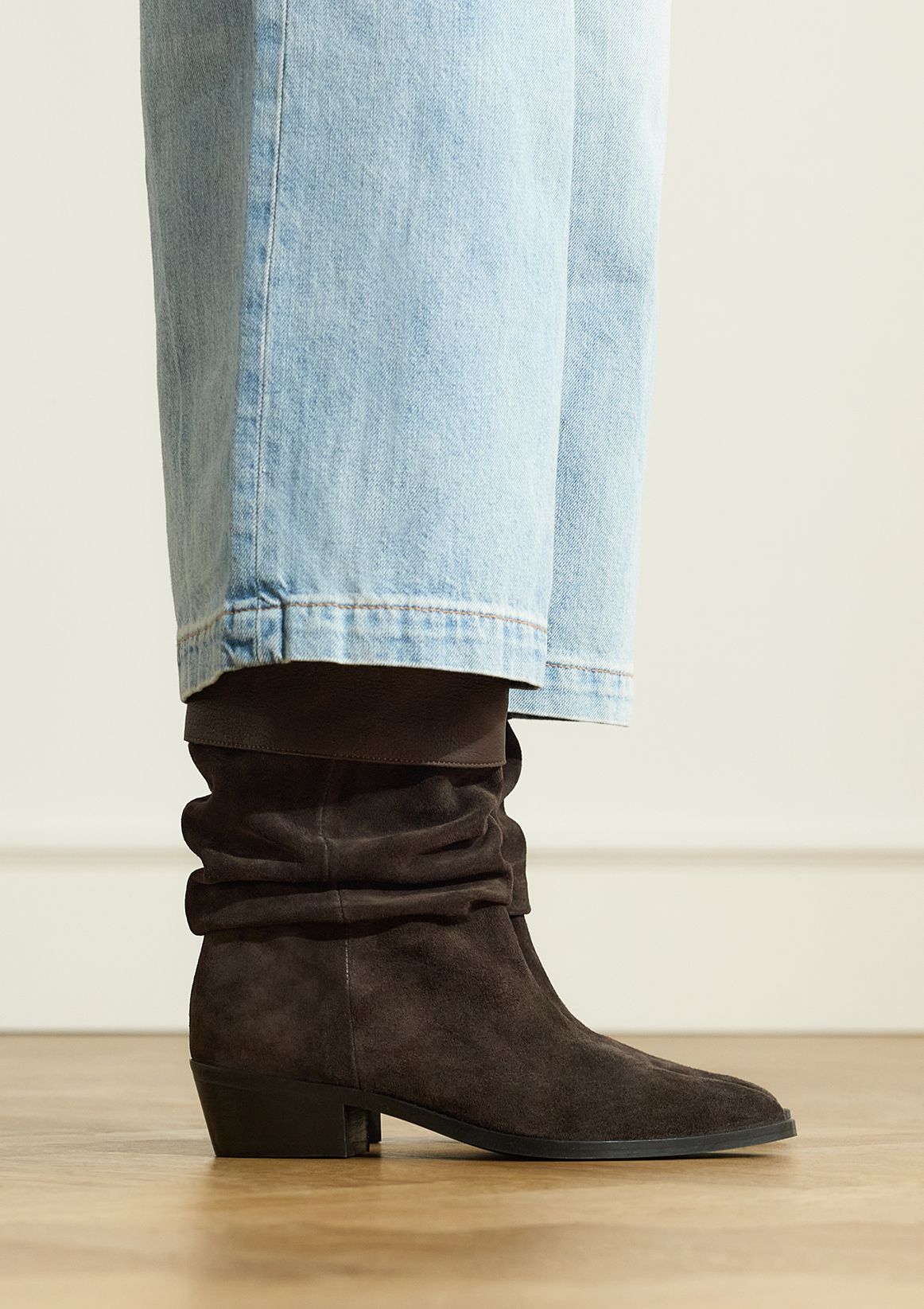 Dunkelbraune Veloursleder-Stiefeletten mit Glattleder-Umschlag